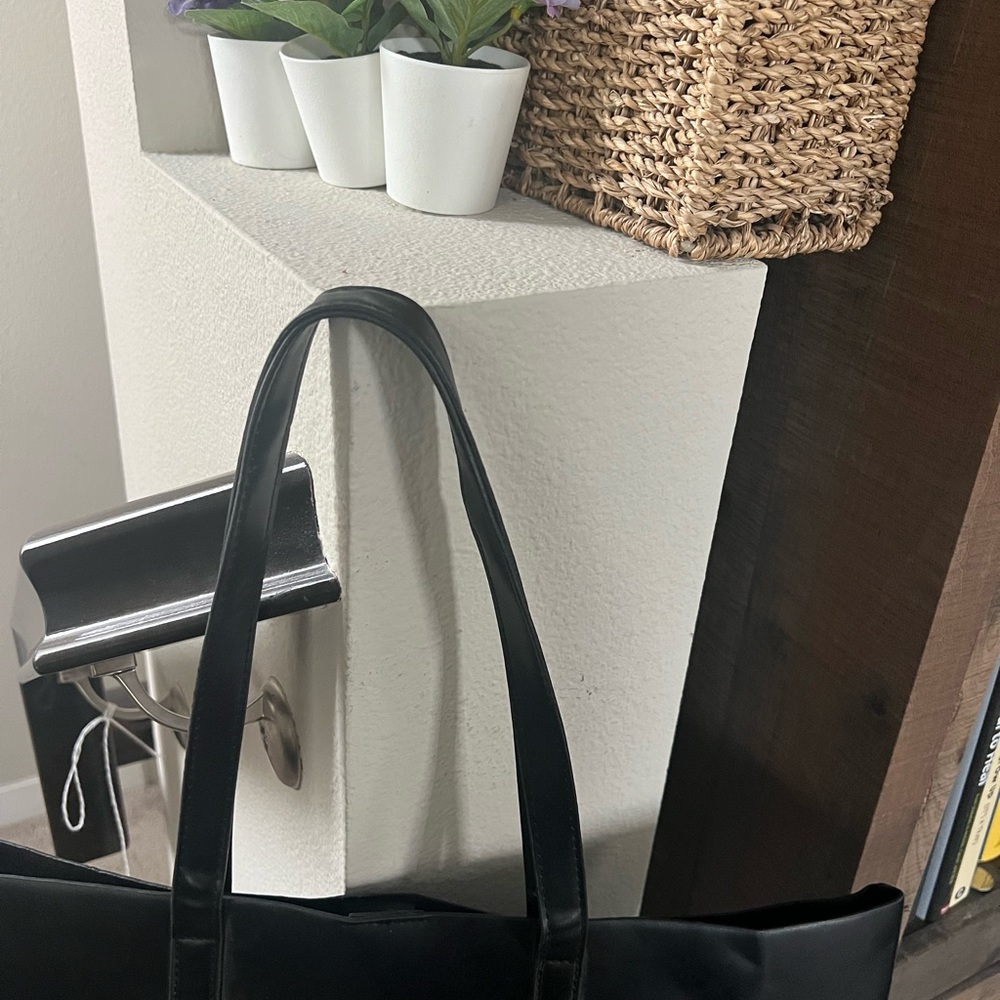 Guess Tote Bag - Picture 4 of 6
